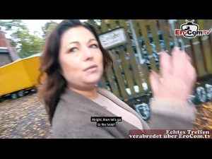 Image Sie haben sich gerade getroffen und sie gibt ihm einen Blowjob als Gegenleistung für Geld