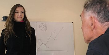 Image Die junge Frau des Chefs schluckt die ganze Milch