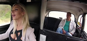 Image Die vollbusige Taxifahrerin fickt ihren Passagier im Faketaxi