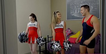 Image Junge fickt seine Schwester in ihrer Cheerleader-Uniform