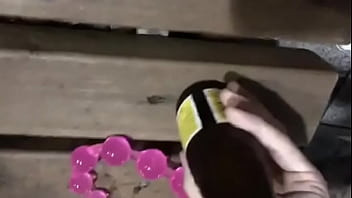 Image Junges Mädchen masturbiert mit einer Flasche auf der Straße