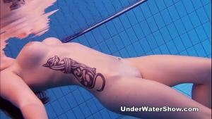 Image Rothaarige schwimmt nackt im Pool und zeigt ihre Muschi