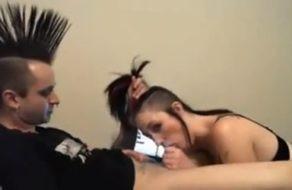 Image Slutty Punk Tante saugt Schwanz vor der Webcam