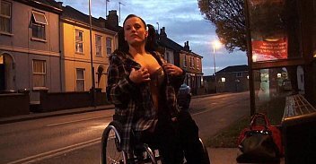 Image Verkrüppelte Streifen und masturbiert auf der Straße